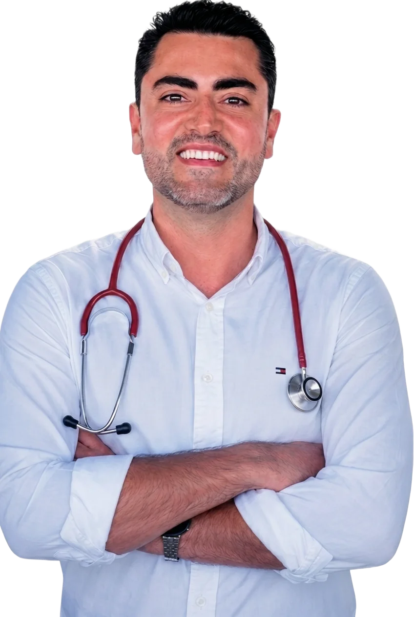 Dr. Paulo Coral, médico, de braços cruzados com estetoscópio